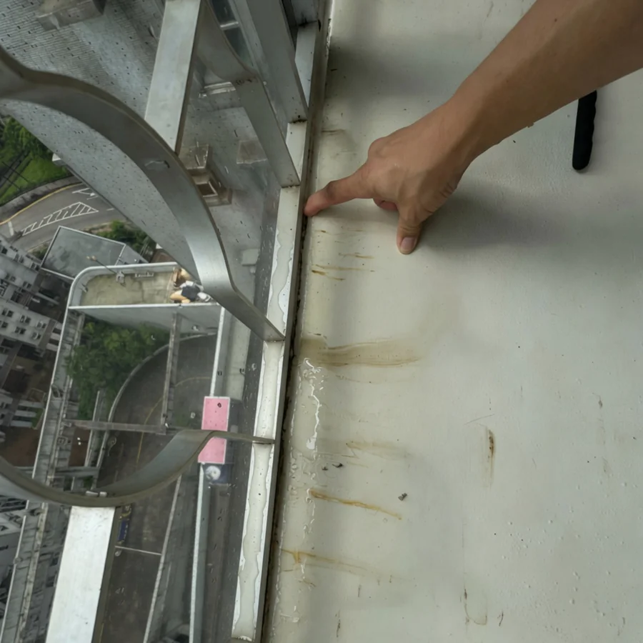 查看窗邊滲水痕跡的檢查示意